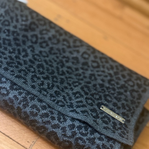 Michael kors women’s leopard print scarf size one - Picture 3 of 5